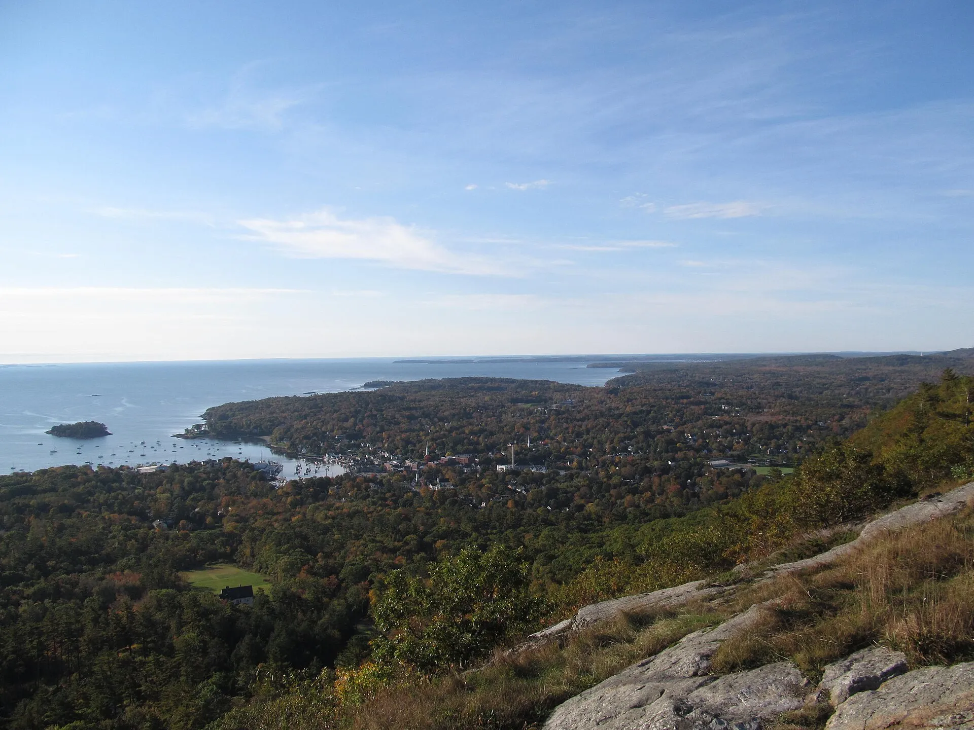 Camden village, its harbour and Curtis Island seen from the granite ledges on Mount Battie, inside Camden Hills State Park. Park entry is 2 miles north of Camden on Route 1.